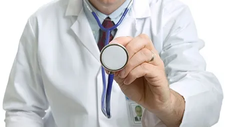 Un tânăr din Bistriţa-Năsăud, tratat în bătaie de joc. Medicul i-a dat vitamine pentru o fractură la picior