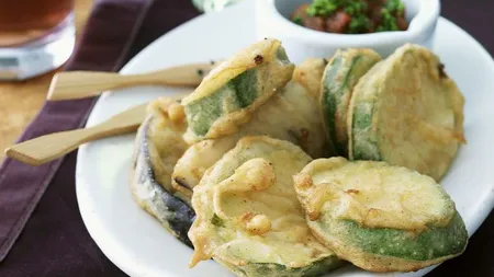 REŢETA ZILEI: Dovlecei pane cu sos bechamel
