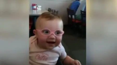 REACŢIA EMOŢIONANTĂ a unei fetiţe când îşi vede pentru prima oară părinţii VIDEO