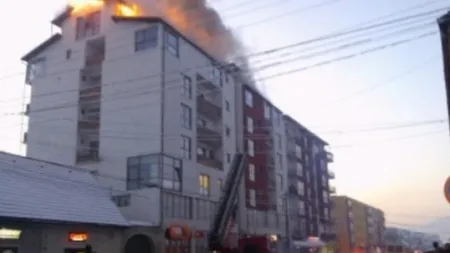 Panică la Curtea de Argeş. Un bloc a fost cuprins de flăcări, locatarii au fost evacuaţi VIDEO