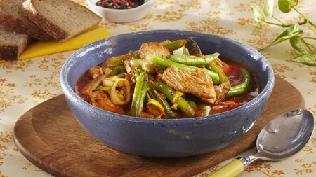 REŢETA ZILEI: Mâncare de fasole verde cu carne de pui