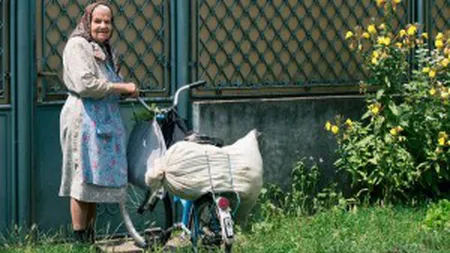 Biciclistă la 84 de ani. Bătrânica din Alba pe care şi tinerii o invidiază FOTO