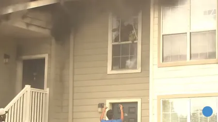 DOUĂ FEMEI s-au aruncat de la etajul unei CASE pentru a scăpa dintr-un incendiu. Totul a fost filmat VIDEO