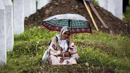 Bosnia comemorează 20 de ani de la masacrul din Srebenica. 8.000 de musulmani au fost ucişi