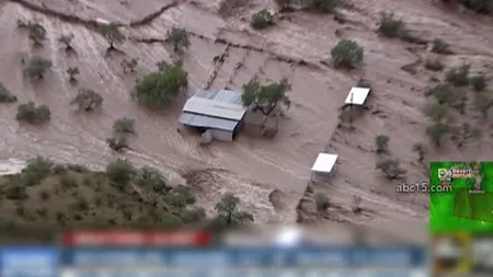 Ploi torenţiale în SUA: Clădiri distruse şi maşini luate de ape VIDEO