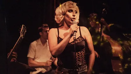 Lady Gaga canta 