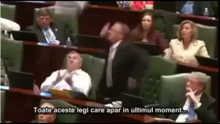 Un senator a făcut o criză de nervi, a urlat şi a aruncat cu obiecte din cauza unui vot controversat VIDEO
