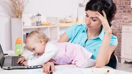 Scrisoarea deschisă a mamei care lucrează către mama care stă acasă