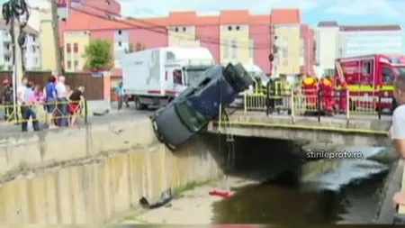 Accident grav în Mureş. O maşină a rămas suspendată pe pod după ce a fost lovită violent de un microbuz VIDEO