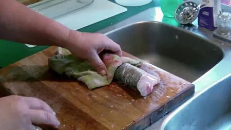 A vrut să cureţe un peşte, însă a avut un şoc când a pus o cârpă pe el VIDEO