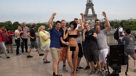 Artistă elveţiană, arestată după ce a făcut poze nud cu turiştii la Turnul Eiffel