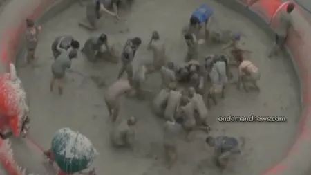 Mii de coreeni scapă de stres la Festivalul Noroiului VIDEO