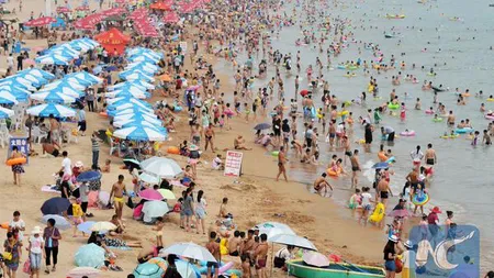 O modă stranie face furori pe plajele din China. Cum să stai la plajă fără să te bronzezi GALERIE FOTO