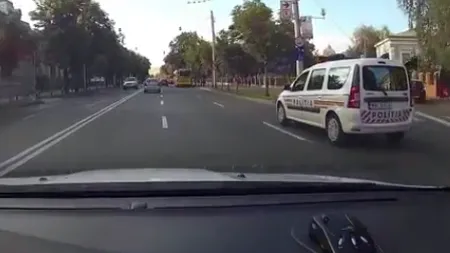Să faci ce spune poliţistul, nu ce face el. Cum a fost surprins un echipaj de la rutieră în trafic VIDEO