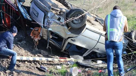 Accident grav în judeţul Sibiu. Maşina a aterizat în râu, în urma impactului cu un pom FOTO