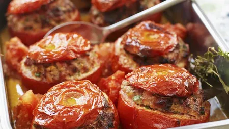 REŢETA ZILEI: Roşii umplute cu carne tocată