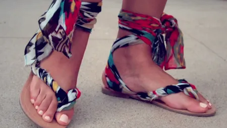 Cum să îţi faci o pereche de sandale stylish dintr-o pereche de papuci vechi