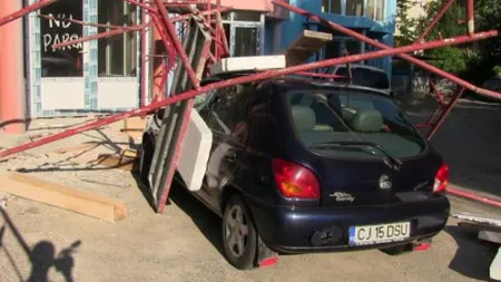 Schelă prăbuşită peste o maşină în Dej VIDEO