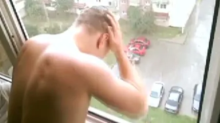 Românii sunt inventivi. Cum s-a spălat un tânăr care avea întâlnire şi nu avea apă la robinet VIDEO