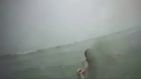 O adolescentă de 16 ani se salvează de la înec cu ajutorul unui SELFIE STICK. Totul a fost filmat VIDEO