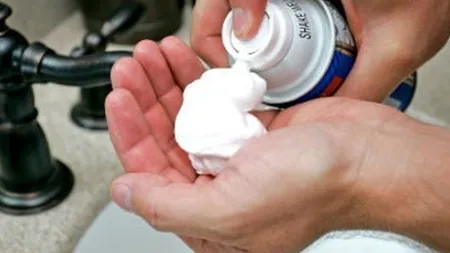 Alte utilizări ale SPUMEI DE RAS. Te scapă de o grămadă de probleme