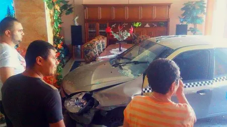 Accident în Brăila. Un taxi a aterizat în mijlocul unei sufragerii