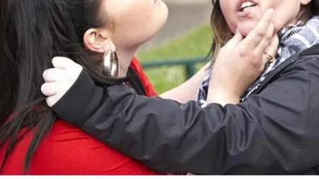 Scandal monstru în bar, din cauza unui băiat. Fetele s-au bătut cu sticle, una a ajuns la spital