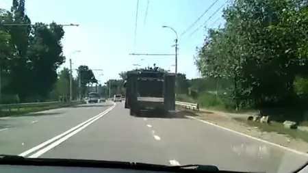 Accident INCREDIBIL în Crimeea. Ce s-a întâmplat cu maşina care transporta un TANC RUSESC VIDEO