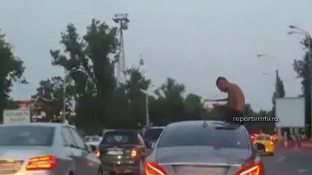 TERIBILISM în Mamaia. Un tânăr a ieşit pe trapa limuzinei de lux, în timp ce prietenul său conducea VIDEO