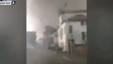 TORNADĂ după căldura insuportabilă din ultimele zile: Zeci de case distruse, un MORT şi 30 de RĂNIŢI VIDEO