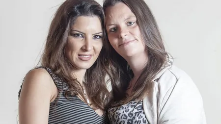 Premieră medicală. Un cuplu de lesbiene au rămas însărcinate cu un student de 24 de ani VIDEO