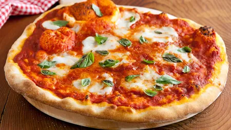 PIZZA: Cum a ajuns mâncarea săracilor din Napoli cel mai iubit preparat din lume