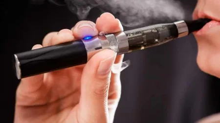 Ţigareta electronică ar putea fi prescrisă de MEDICI PACIENŢILOR. Ce poate trata