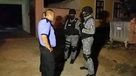 BĂTAIE GENERALĂ între romi în Timiş. Mascaţii au intervenit VIDEO