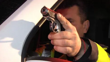 ŞOFER fără permis, oprit de poliţişti cu focuri de armă după o urmărire ca-n filme