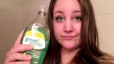 Ce a păţit o tânără care avea părul gras şi s-a spălat cu DETERGENT DE VASE FOTO