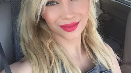 Lora, apariţie senzaţională în lenjerie intimă roşie cu inimioare FOTO