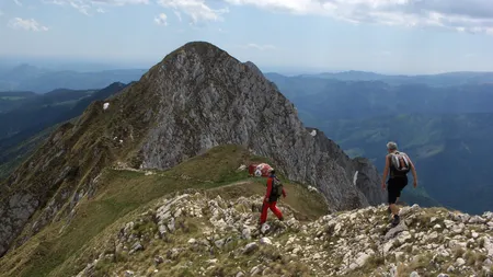 Un SELFIE i-a adus sfârşitul. Un turist a căzut în gol în Piatra Craiului