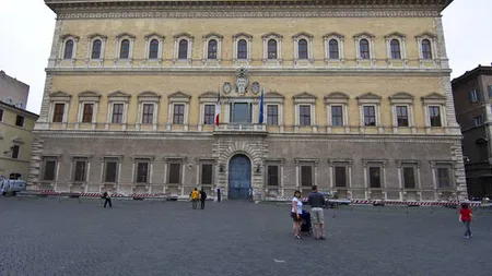 ATAC TERORIST la Ambasada Franţei din Roma. Un plic a EXPLODAT