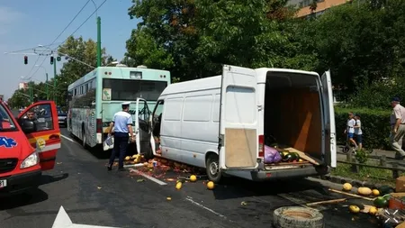 Accident în Braşov. O dubiţă care transporta pepeni s-a lovit de un autobuz