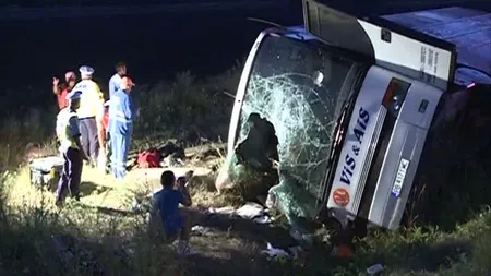 Autocar RĂSTURNAT pe Autostrada Soarelui. Două femei au murit. Mai mulţi răniţi GRAV - VIDEO