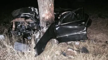 Accident grav la 150 de kilometri pe oră: Doi tineri au murit pe loc, doi sunt răniţi grav