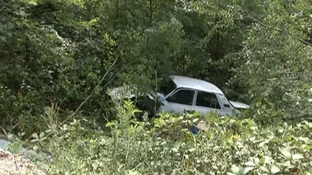 Accident cu trei răniţi, după ce o maşină a ajuns într-o râpă