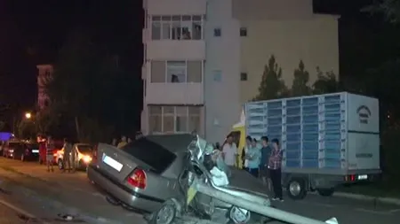 Şofer în stare foarte gravă în urma unui accident. Tânărul a retezat un stâlp cu maşina la Piteşti VIDEO