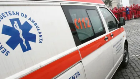 Un bărbat care spăla geamurile a murit după ce a căzut de la etajul doi al blocului