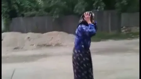 Scandal pe uliţă: Două bătrâne se războiesc pentru un bărbat VIDEO