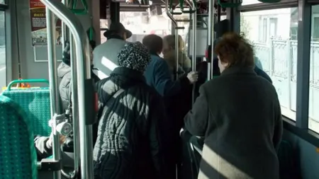 Bătaie în autobuz pentru un loc: Un bătrân în cârje a lovit o femeie pentru a se ridica de pe scaun VIDEO
