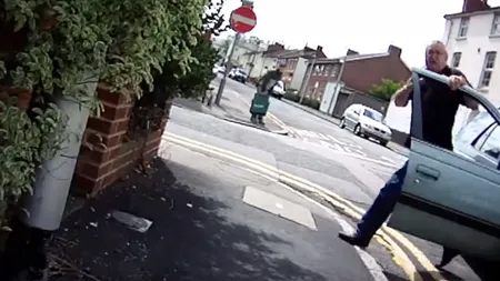 Un COCALAR pus pe scandal a vrut să BATĂ un BICICLIST în trafic, dar s-a făcut de râs VIDEO VIRAL