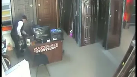 Pensionar hoţ la Buzău. Camerele l-au surprins când fură geanta unei vânzătoare VIDEO
