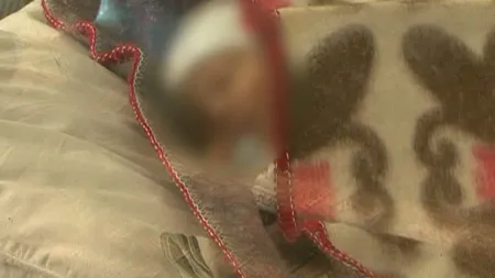 Bebeluşul abandonat pe un câmp din Suceava a ajuns în grija statului